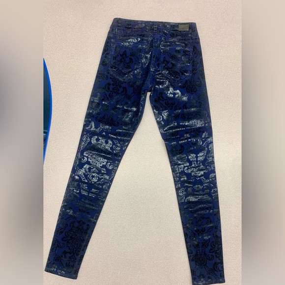 NWT: PAIGE VERDUGO SKINNY
BLUE & BLK FLORAL PRINT (26:fits like 25) - Picture 3 of 7